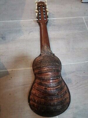 Instrument-a-cordes-charango-ukulele-carapace.jpg