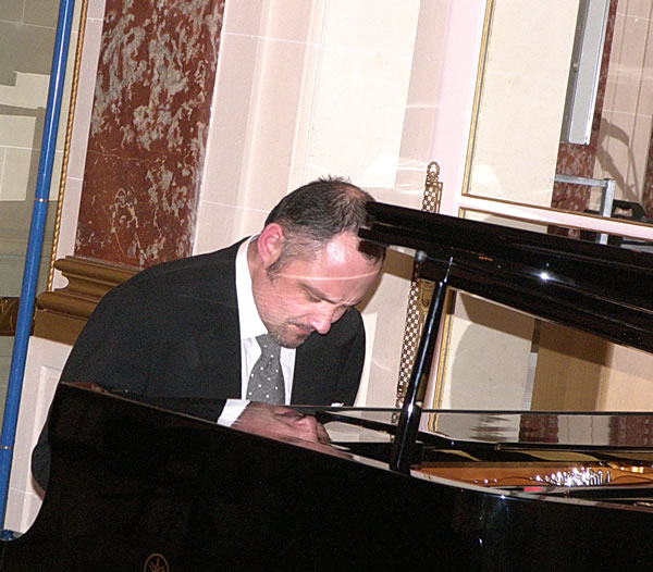 Jozef_ Kapustka_ plays_ Rachmaninov_ at_ the_ Russian_ Cultural_ Center_ in_ Paris100_6591.jpg