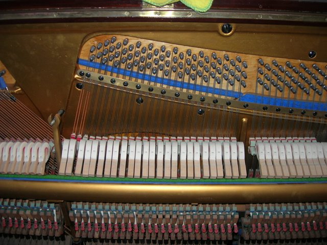 piano anglais - cadre fonte, cordes croisées mécanique a lames cordes et chevilles changées, tient l'accord.